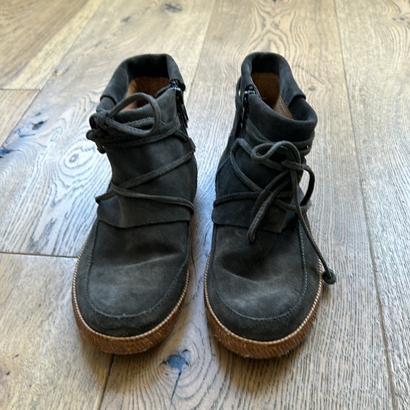 Reid Ugg boots. Worn once! - Picture 2 of 8